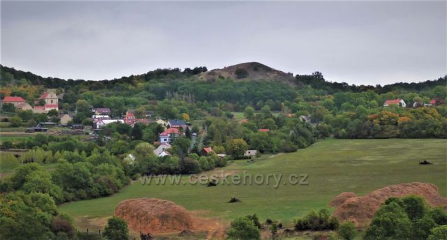 Výhled na Holý vrch a stohy slámy (z Vlastislavi)