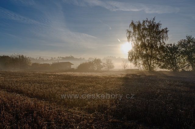 Mlhavé podzimní ráno nad Pelhřimovem