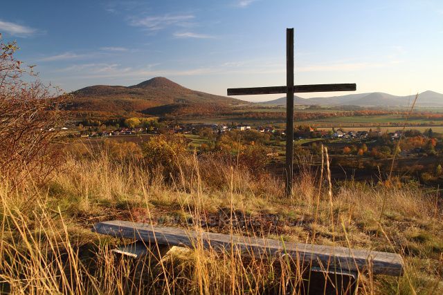 Kříž a lavička na vrchu Kořínka