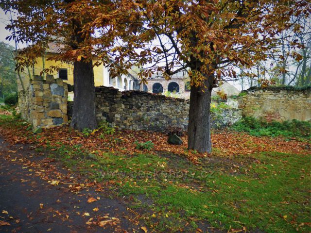 Podzim na Boreči
(chátrající zámek)