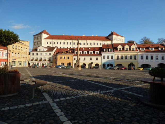 Bílinský zámek v podzimním slunci