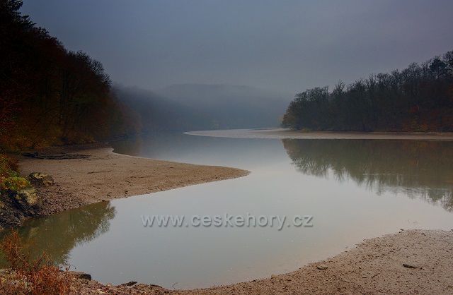Listopadové, mlhavé ráno u Brněnské přehrady