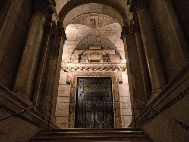 Diokleciánský palác ve Splitu v noci