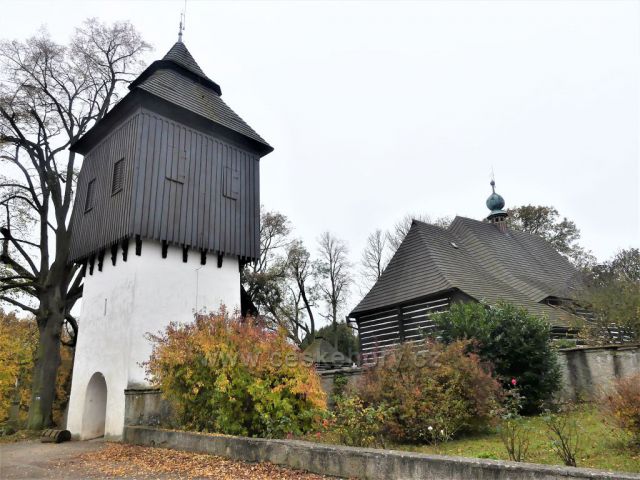 Slavoňov. Zvonice a kostel sv. Jana Křtitele.