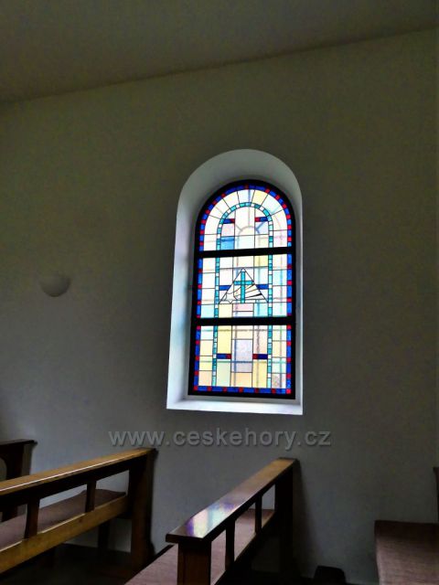 Bohdašín. Vitrážové okno Betlémské kapličky v Rokoli.