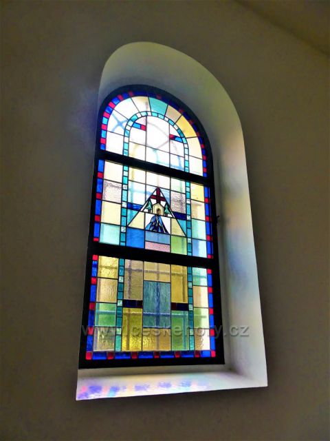 Bohdašín. Vitrážové okno Betlémské kapličky v Rokoli.