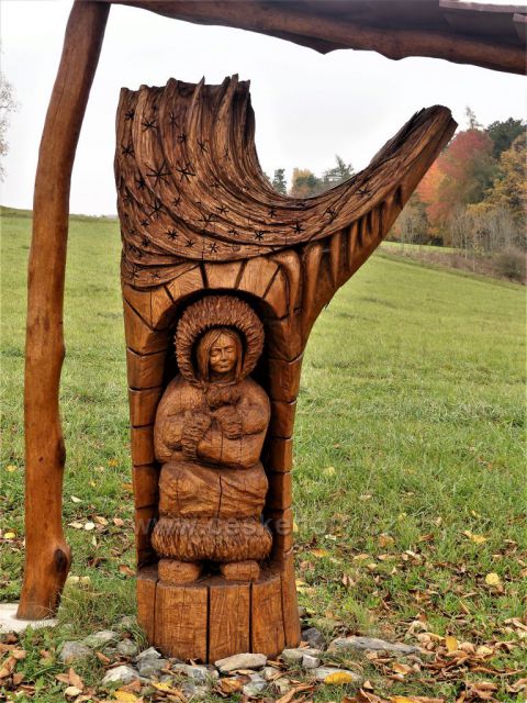 Skuhrov nad Bělou. Plastika Zima z cyklu Čtvero ročních období v Hraštické aleji.