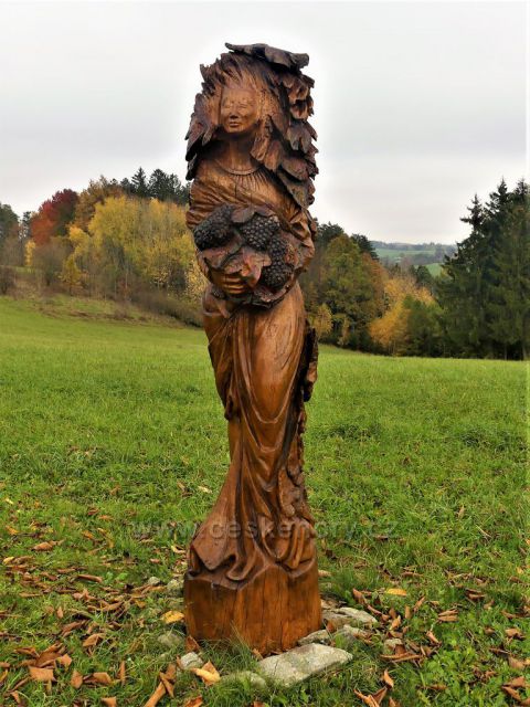 Skuhrov nad Bělou. Plastika Podzim z cyklu Čtvero ročních období v Hraštické aleji.