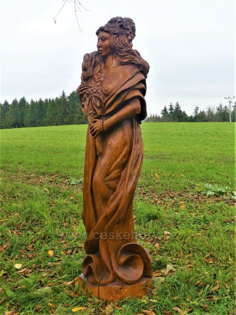 Skuhrov nad Bělou. Plastika Jaro z cyklu Čtvero ročních období v Hraštické aleji.