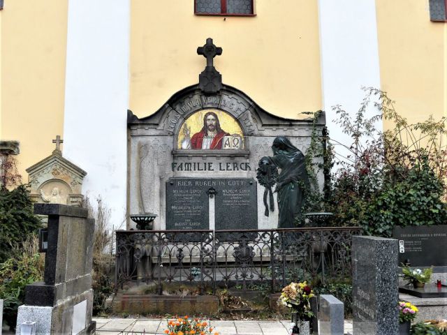 Skuhrov nad Bělou. Hrobka rodiny Lerchových u zdi kostela sv. Jakuba Většího