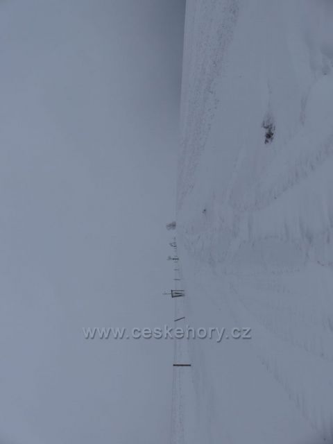 Po hřebenu vrchu Polom se valí mlha