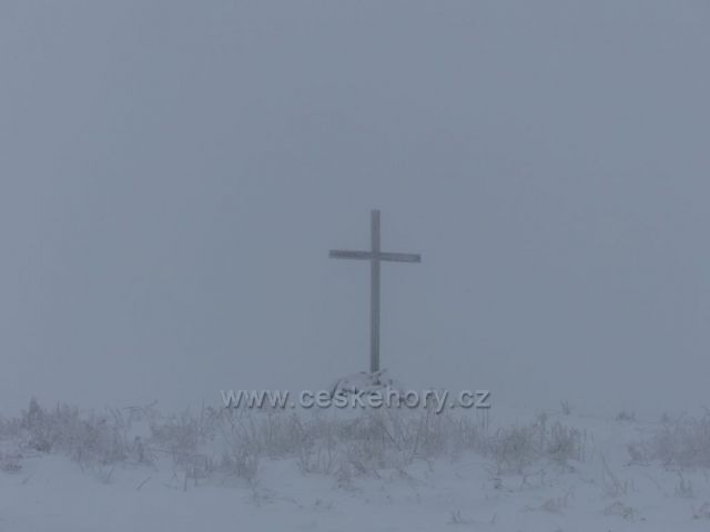 Kříž na vrcholu vrchu Polom.
