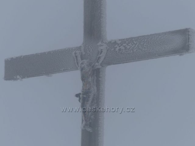 Detail kříže na vrcholu vrchu Polom.