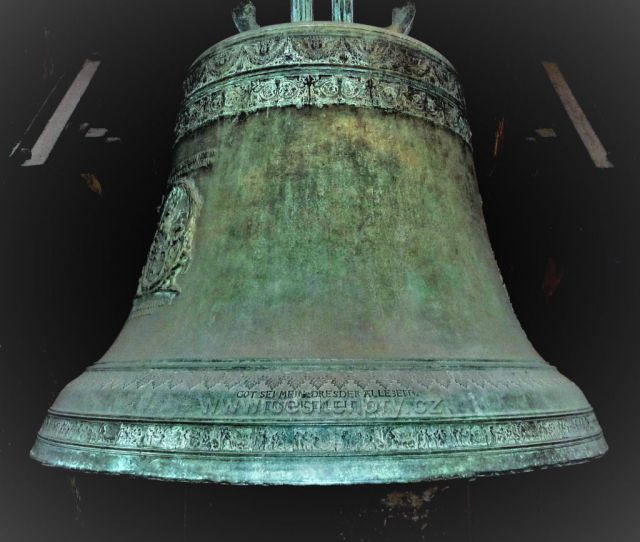 Zvon v kostele sv. Petra a Pavla v Bílině
(Kryštof Popel z  Lobkowicz a jeho manželka Anna v době přestavby kostela po požáru věnovali vysvěcenému kostelu tři zvony, ulité v Ostrově u Karlových Varů)