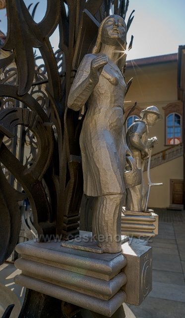 Jedna ze sošek na kašně v nádvoří Nové radnice v Brně