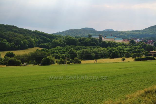 Pohled k zámku Kostomlaty
