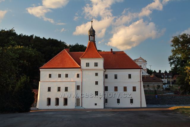 Mirošovický zámek - nově opravený