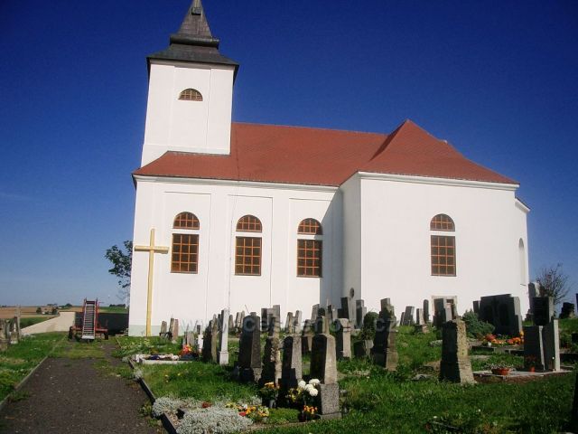 Kalek kostel a hřbitov