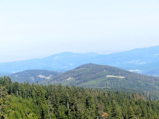 Pohled k Rychlebským horám z úbočí vrchu Stříbrnická