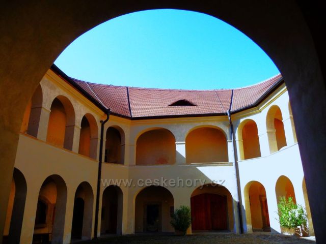 Roztoky
(nádvoří zámku)