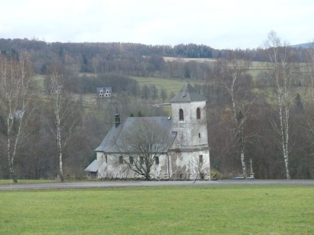 Vrchní Orlice - kostel sv. Jana Nepomuckého, za ním na polské straně rekreační objekty.