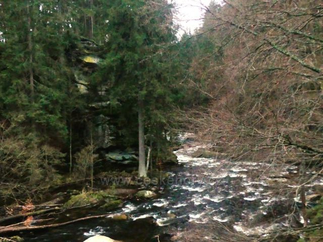 Zemská brána - Divoká Orlice pod skalní stěnou.
