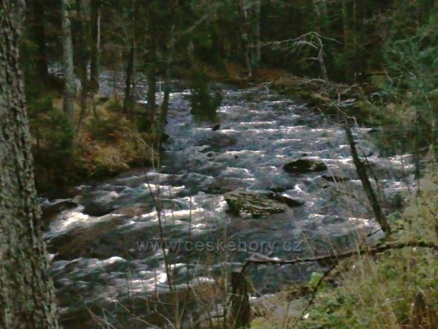 Zemská brána - Divoká Orlice pod skalní stěnou.