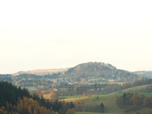 Lanšperk - pohled z hradu na hradní vrch Žampach