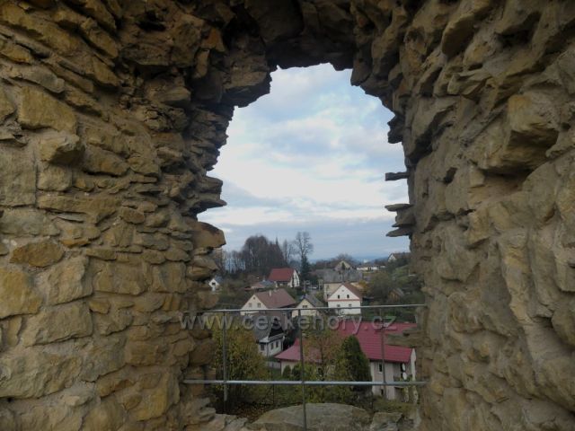 Lanšperk - pohled oknem hradní zříceniny na horní část obce.