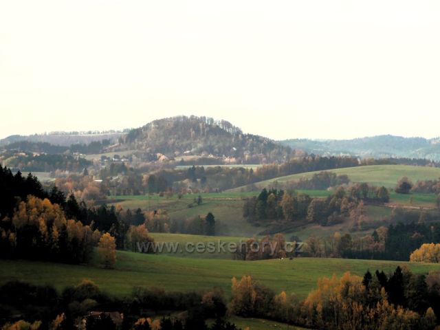 Lanšepewrk -pohled na hradní vrch Žampach