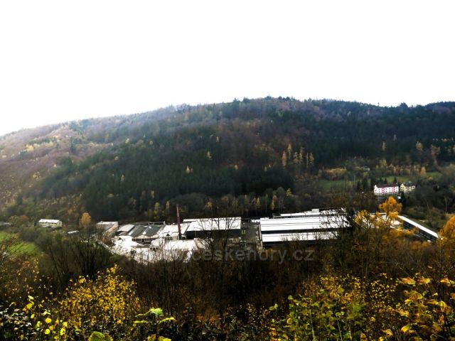 Lanšperk - pohled na tovární areál pod hradem
