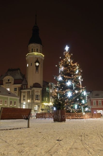 Radnice a vánoční strom v Bílině