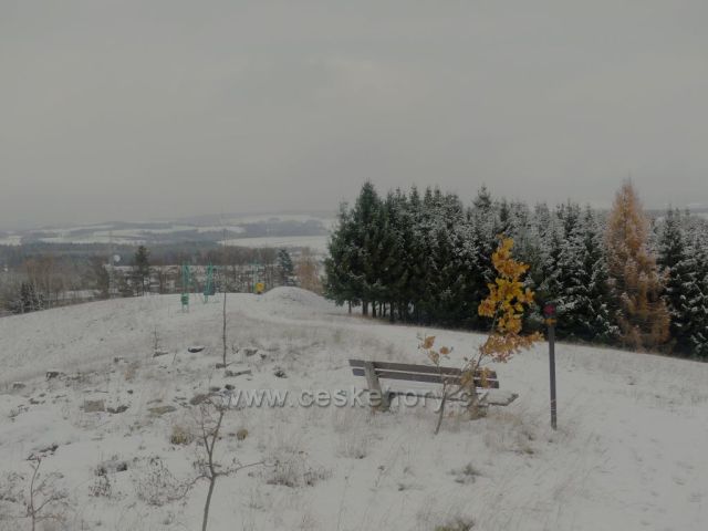 Dlouhoňovice - lavička nad sjezdovkou.