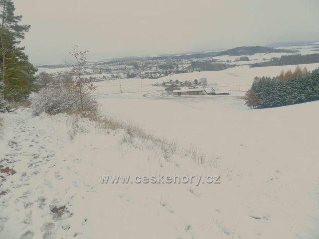  Dlouhoňovice- pohled z cesty nad výhlednou k Žamberku.