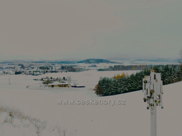 Dlouhoňovice - pohled z cesty nad výhlednou ke Karlovicím.