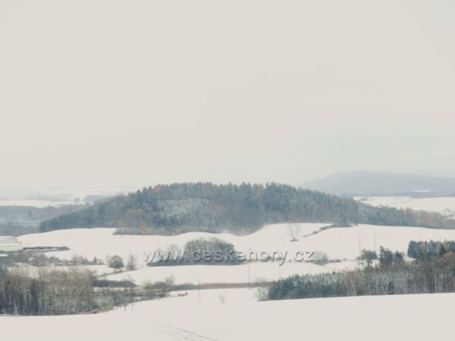 Dlouhoňovice - pohled z cesty nad výhlednou ke Karlovicím