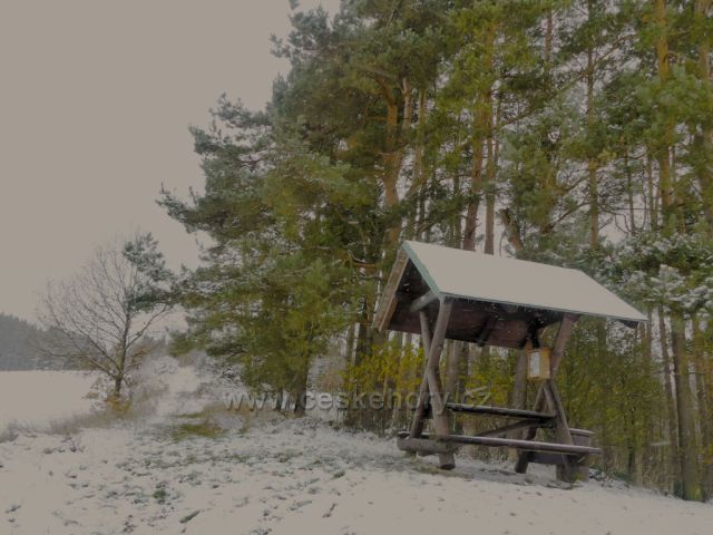 Dlouhoňovice - turistický přístřešek u výhledny nad obcí.