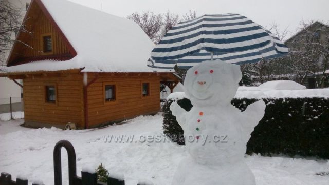 Sněhuláček u chaty v Zašové.