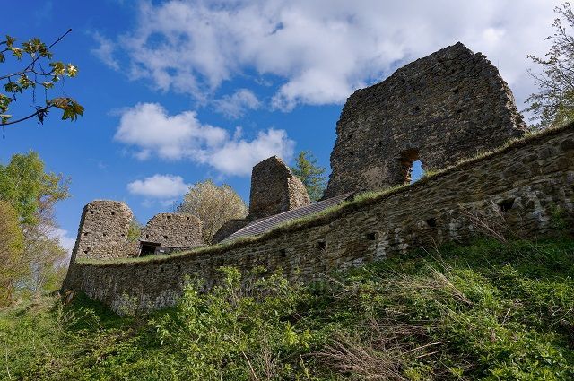 Zřícenina hradu Orlík nad Humpolcem, zbytky opevnění