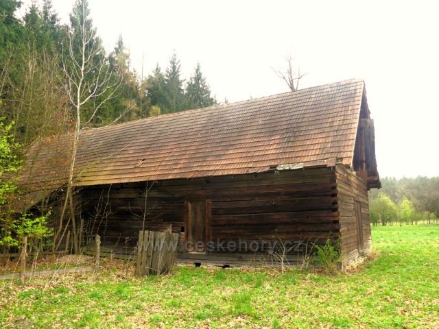 Helvíkovice - roubená stodola u loveckého zámečku