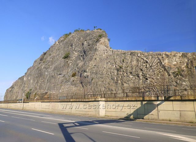 Mariánská skála z žabí perspektivy