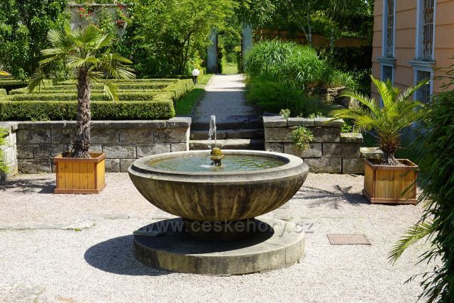 Zámecký park rokokového zámku Nové Hrady