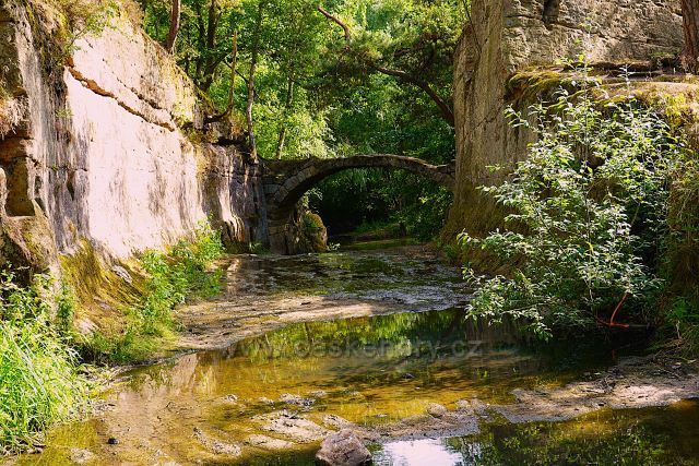 Kamenný most u Hrázkého rybníka