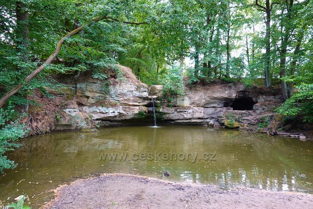 Dolanský vodopád a jeskyně
