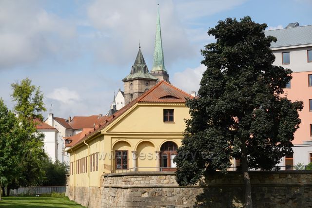 V pozadí Katedrála 
sv. Bartoloměje