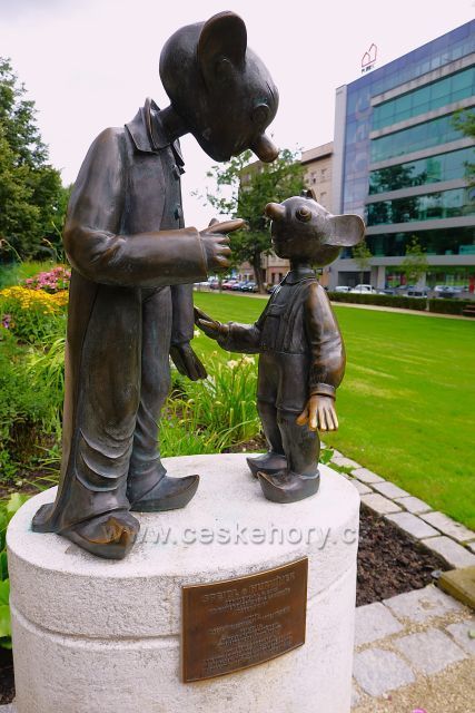 Sousoší Spejba a Hurvínka 
v Šafaříkvých sadech