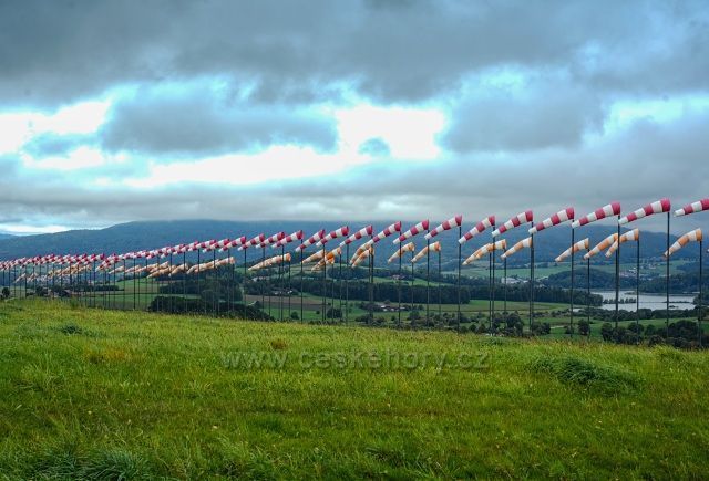 Symbol stezky - v pozadí Drachensee - dračí jezero