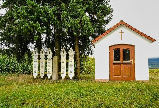 Kaple a umrlčí prkna.