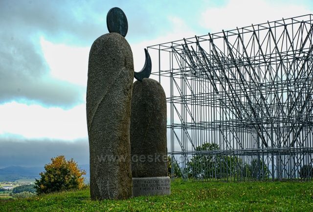 Symbol cesty západ - východ , konstrukce vyjadřuje otevřený EU dům.