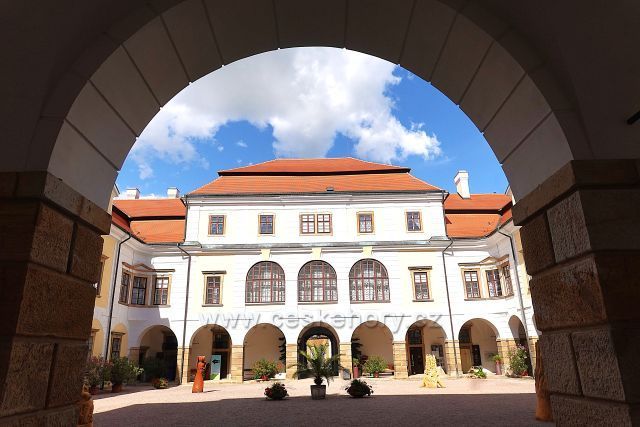 Zámek v Rychnově
nad Kněžnou Zámek v Rychnově
nad Kněžnou